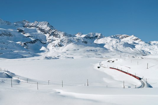 Der Bernina Express auf dem Berninapass mit dem Lago Bianco und Piz Cambrena im Hintergrund. Bild: Erik Süsskind