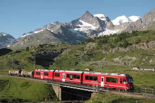 ALLEGRA-Triebzug mit Mineralölkesselwagen auf der Berninalinie.