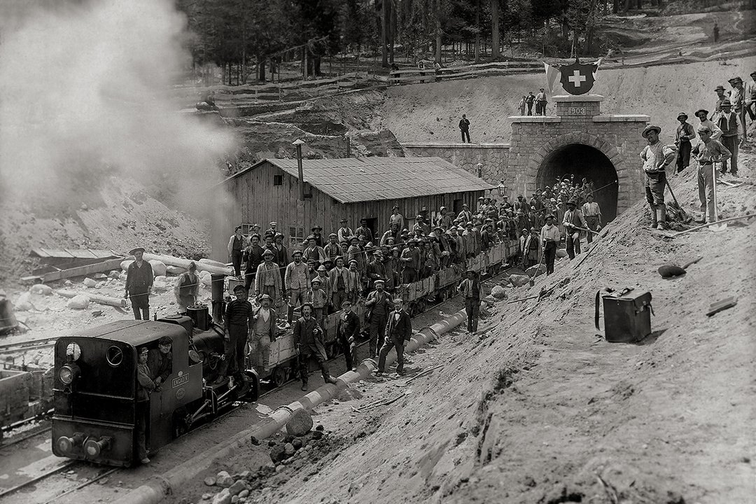 Schichtwechsel beim Südportal des Albulatunnels um 1900.