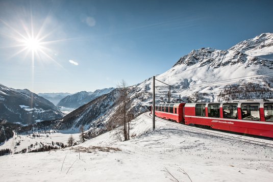 Der Bernina Express nahe der Station Alp Grüm mit Aussicht ins Puschlav. Bild: Andrea Badrutt