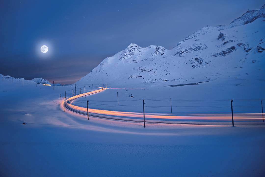 Die Rhätische Bahn während der Vollmondfahrt auf dem Berninapass. Bild: Erik Süsskind