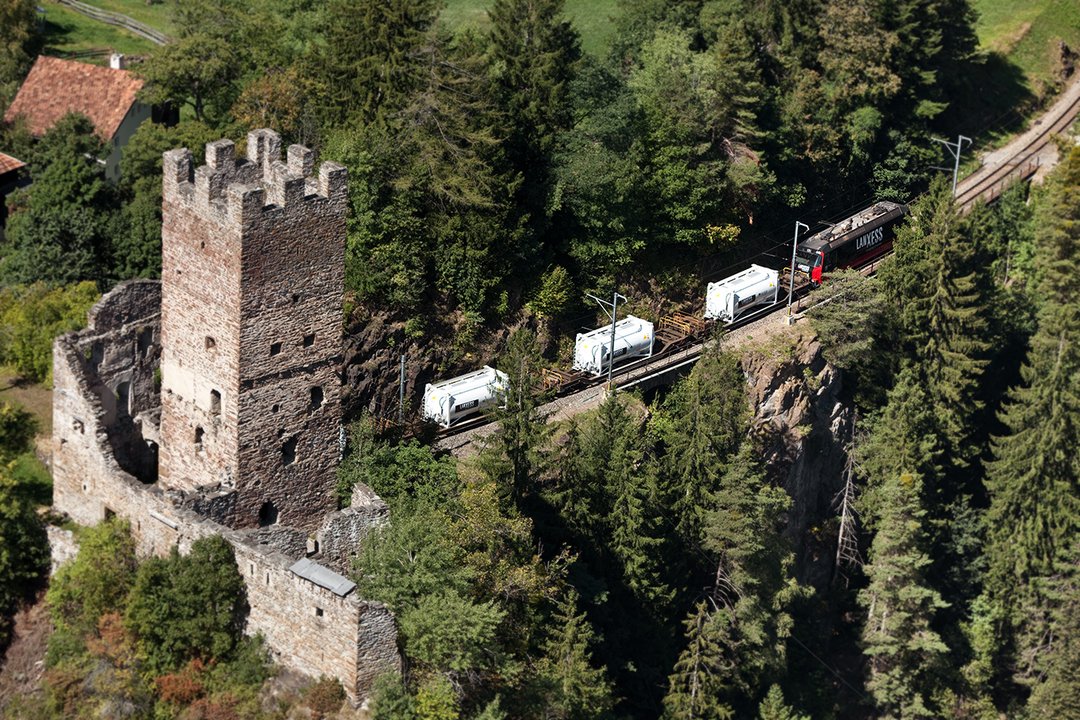 Der Gütertransport auf der Schiene erspart den Einwohnerinnen und Einwohnern des Kantons Graubünden jährlich tausende von Lastwagenfahrten.