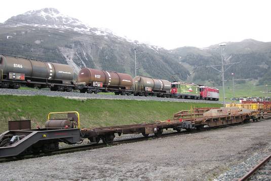 Güterzug mit Mineralölkesselwagen zwischen Pontresina und Samedan.