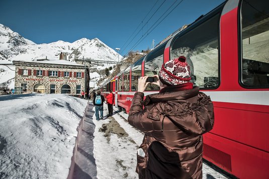 Der Bernina Express bei der Station Alp Grüm. Bild: Andrea Badrutt