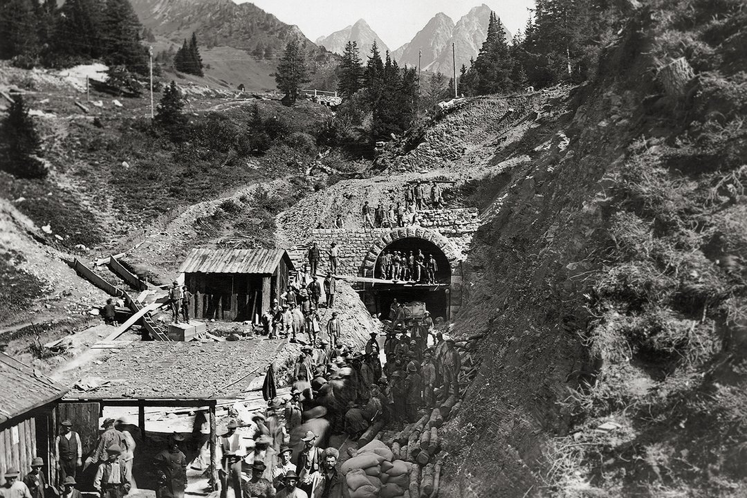 Nordportal des Albulatunnels während des Baus um 1900.