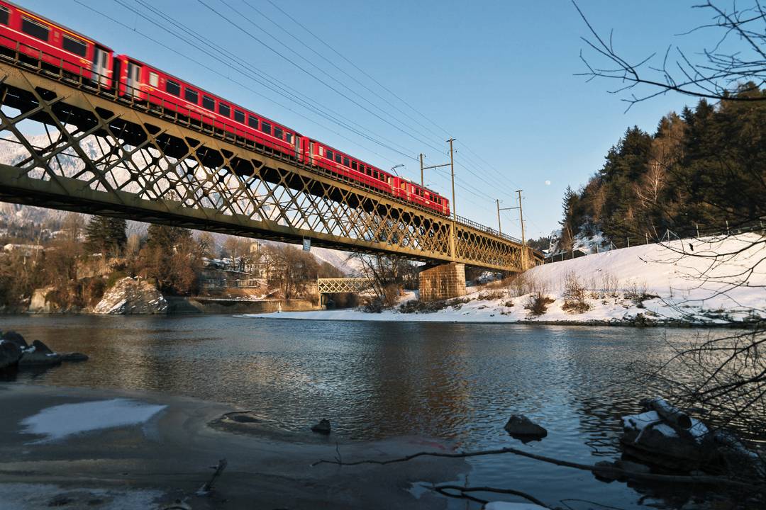 Ein Pendlerzug der Rhätische Bahn auf der Rheinbrücke bei Reichenau-Tamins. Bild: Erik Süsskind