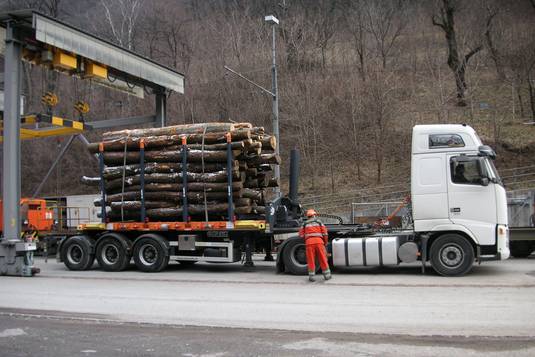 Flatrack-Transport mit dem LKW ins Veltlin.