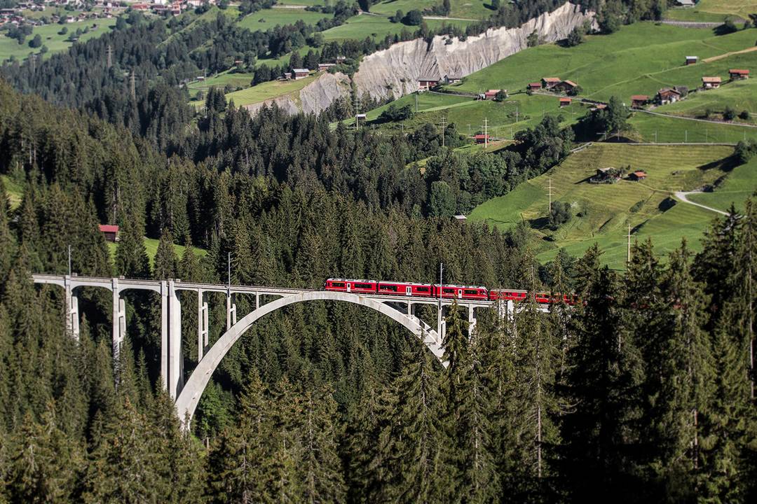 Der Langwieserviadukt ist mit 285 Metern Länge der längste Viadukt der RhB.