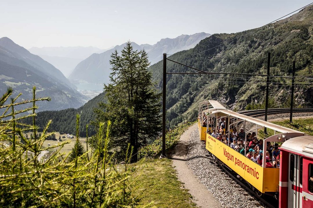 Eine Fahrt mit dem offenen Aussichtswagen auf der Berninalinie